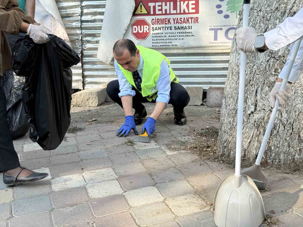 IĞDIR VALİSİ M. FIRAT TAŞOLAR, KENTTEKİ TEMİZLİK SEFERBERLİĞİNDE SPATULAYLA AĞAÇLARIN ETRAFINDAKİ...