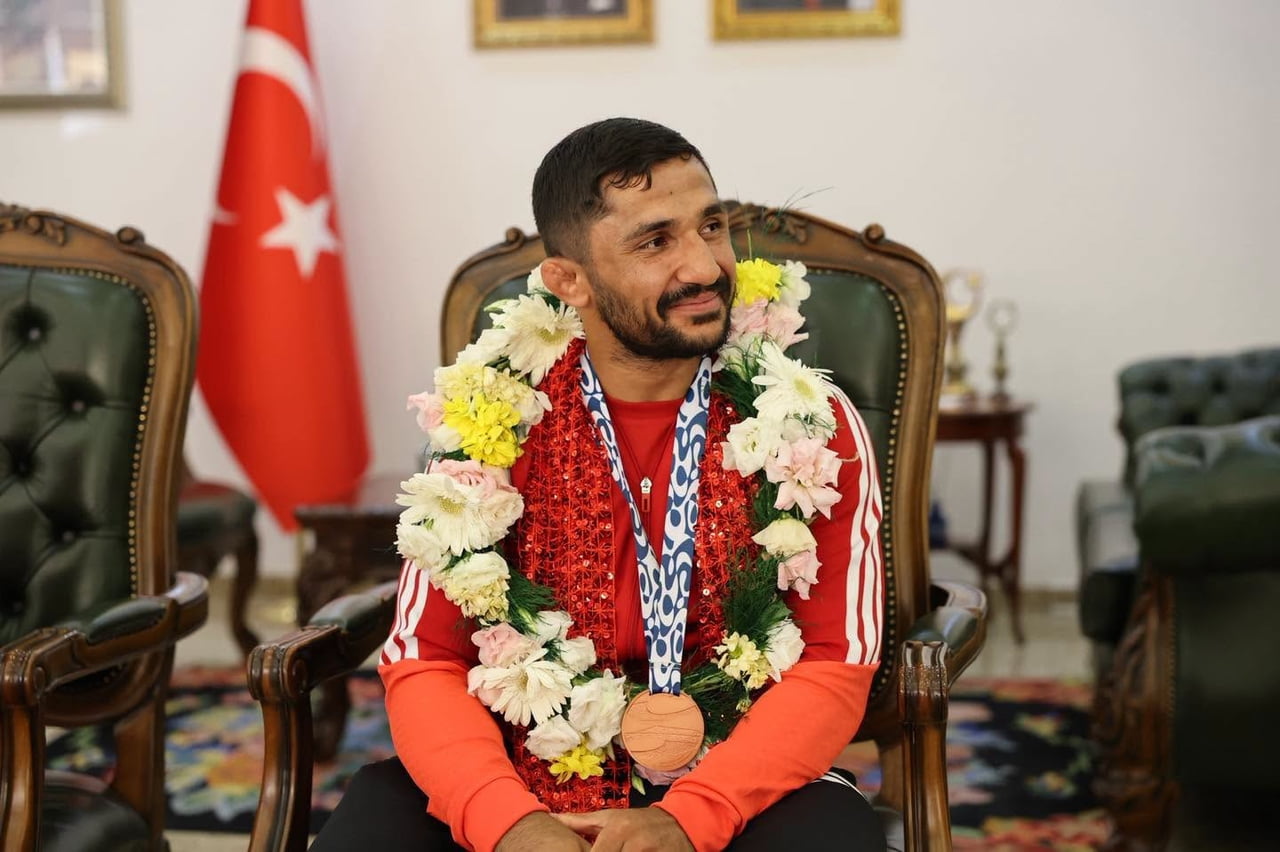 IĞDIR VALİSİ TAŞOLAR, BRONZ MADALYALI MİLLİ JUDOCU SALİH YILDIZ’I AĞIRLADI