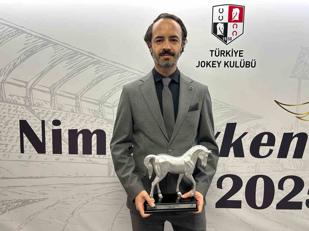 İHA MUHABİRİ İSMAİL YASİN AKÇIN, TÜRKİYE JOKEY KULÜBÜ TARAFINDAN DÜZENLENEN NİMET ÜYKEN 2025 BASIN...