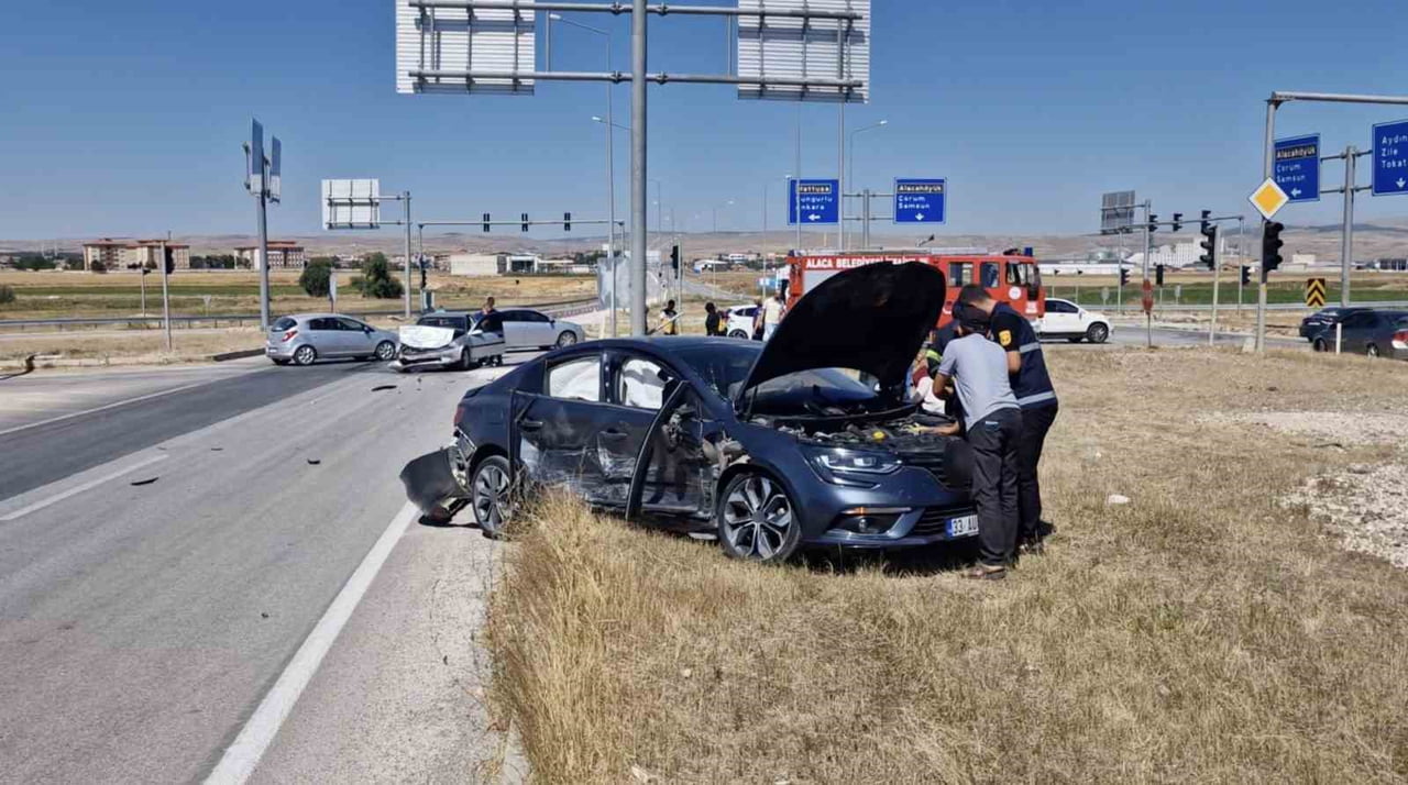 İKİ OTOMOBİLİN ÇARPIŞTIĞI VE 5 KİŞİNİN YARALANDIĞI KAZADA EKİPLER MÜDAHALEDE BULUNDU