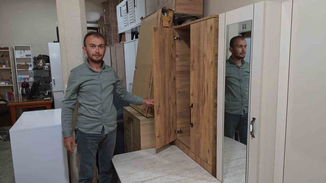 İKİNCİ EL VE SPOT EŞYA SATICILARININ YOĞUN OLARAK BULUNDUĞU KÖPRÜ SOKAK'TA ESNAFLIK YAPAN FERİDUN...