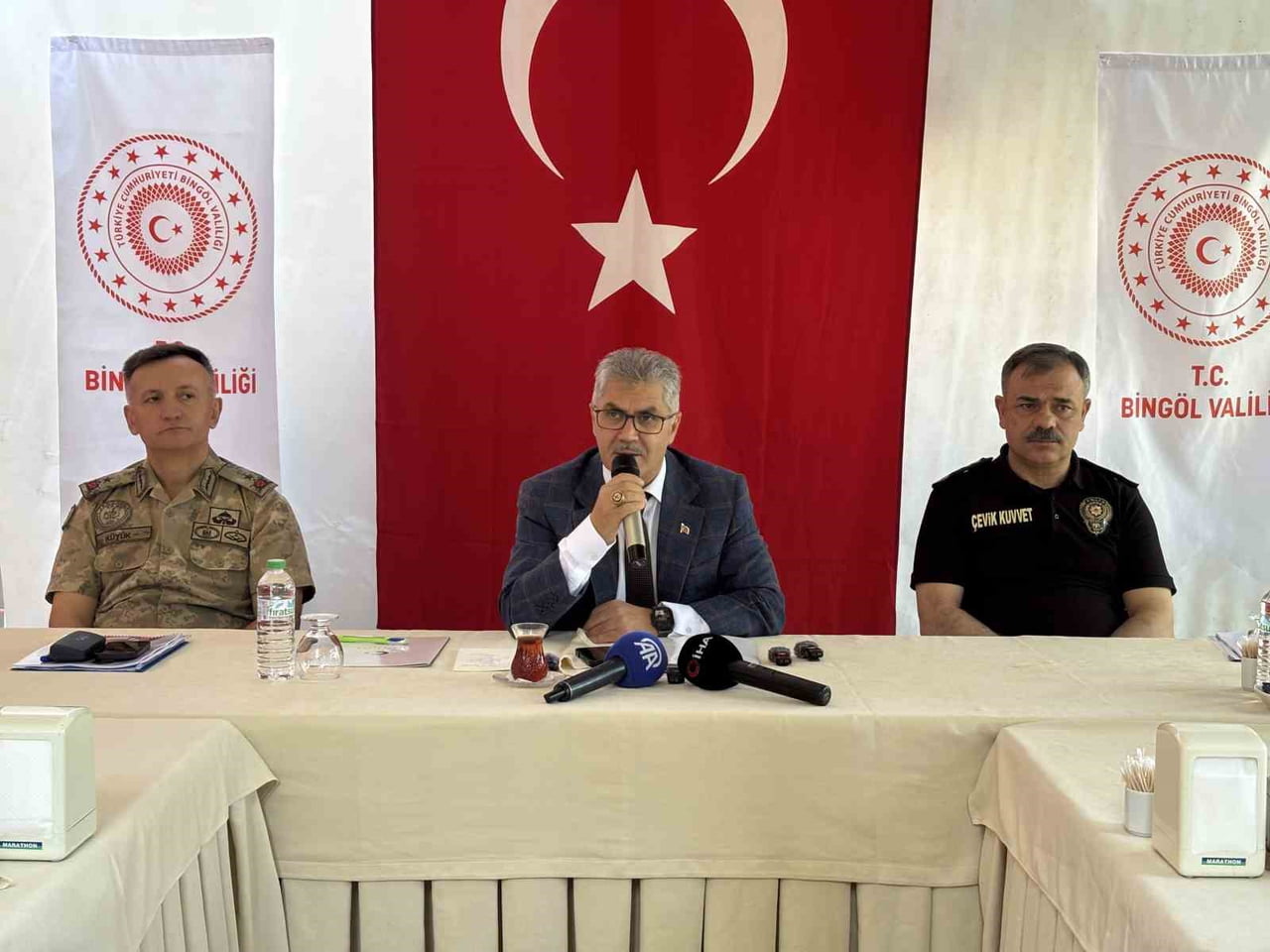 İL JANDARMA KOMUTANI SABRİ KÜYÜK (SOLDA), VALİ CAHİT ÇELİK (ORTADA), İL EMNİYET MÜDÜRÜ BEYTİ...