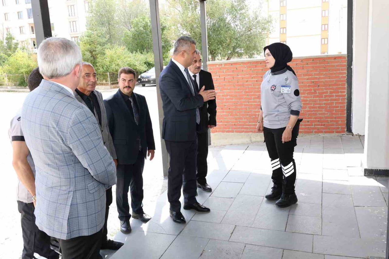 İL MİLLÎ EĞİTİM MÜDÜRÜ SÜLEYMAN EKİCİ, OKUL ZİYARETLERİ KAPSAMINDA TYP PROGRAMI İLE OKULLARDA OKUL...