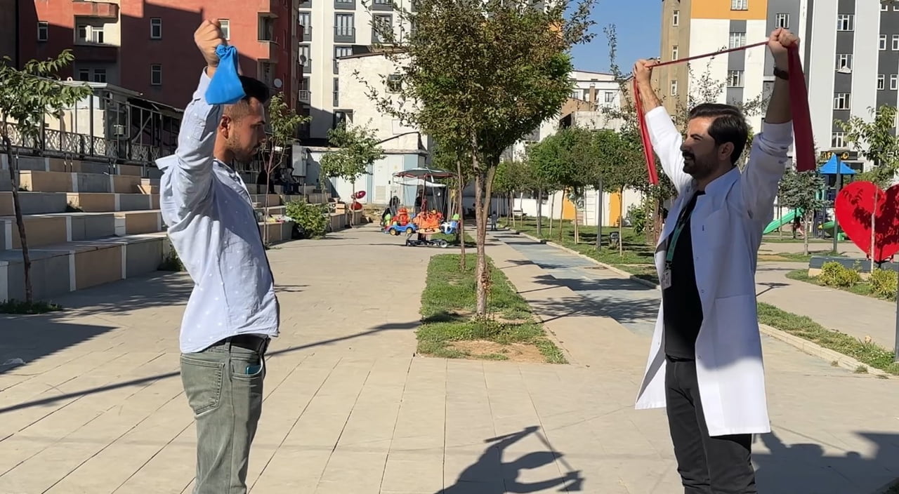 İLÇE SAĞLIK MÜDÜRLÜĞÜ KOORDİNESİNDE CENGİZ TOPEL CADDESİ'NDEKİ 15 TEMMUZ ŞEHİTLER PARKI'NDA...