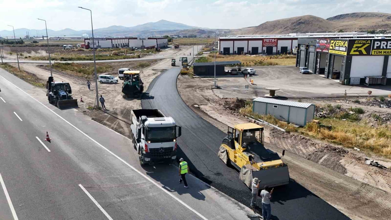 İLÇEDEKİ SANAYİ BÖLGELERİNDE DE ULAŞIMI RAHATLATMAK AMACIYLA YOL ÇALIŞMASI YAPAN MELİKGAZİ...