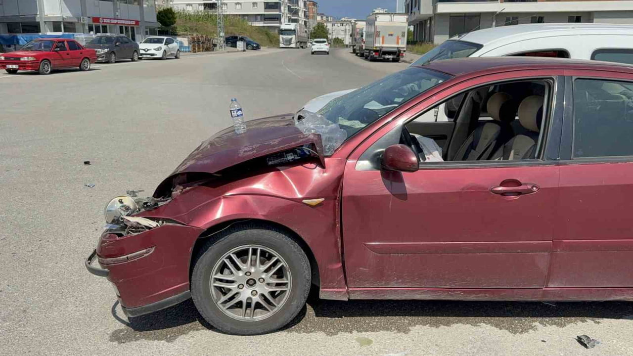 İLKADIM İLÇESİNDE OTOMOBİL İLE HAFİF TİCARİ ARACIN ÇARPIŞTIĞI KAZADA 2 KİŞİ YARALANDI