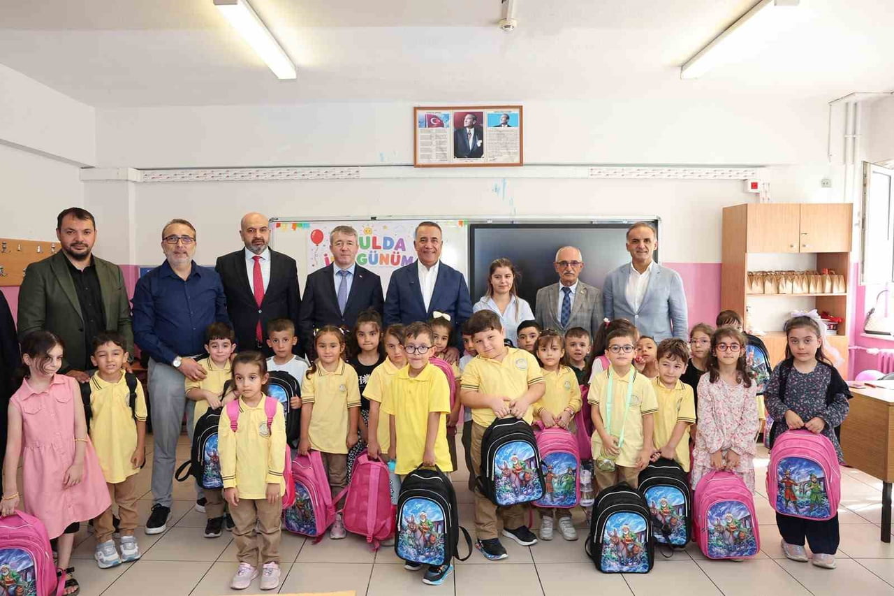 İLKOKULA BAŞLAYAN MİNİKLERE HEDİYELERİ İSMETPAŞA İLKOKULU'NDA DÜZENLENEN PROGRAMDA...