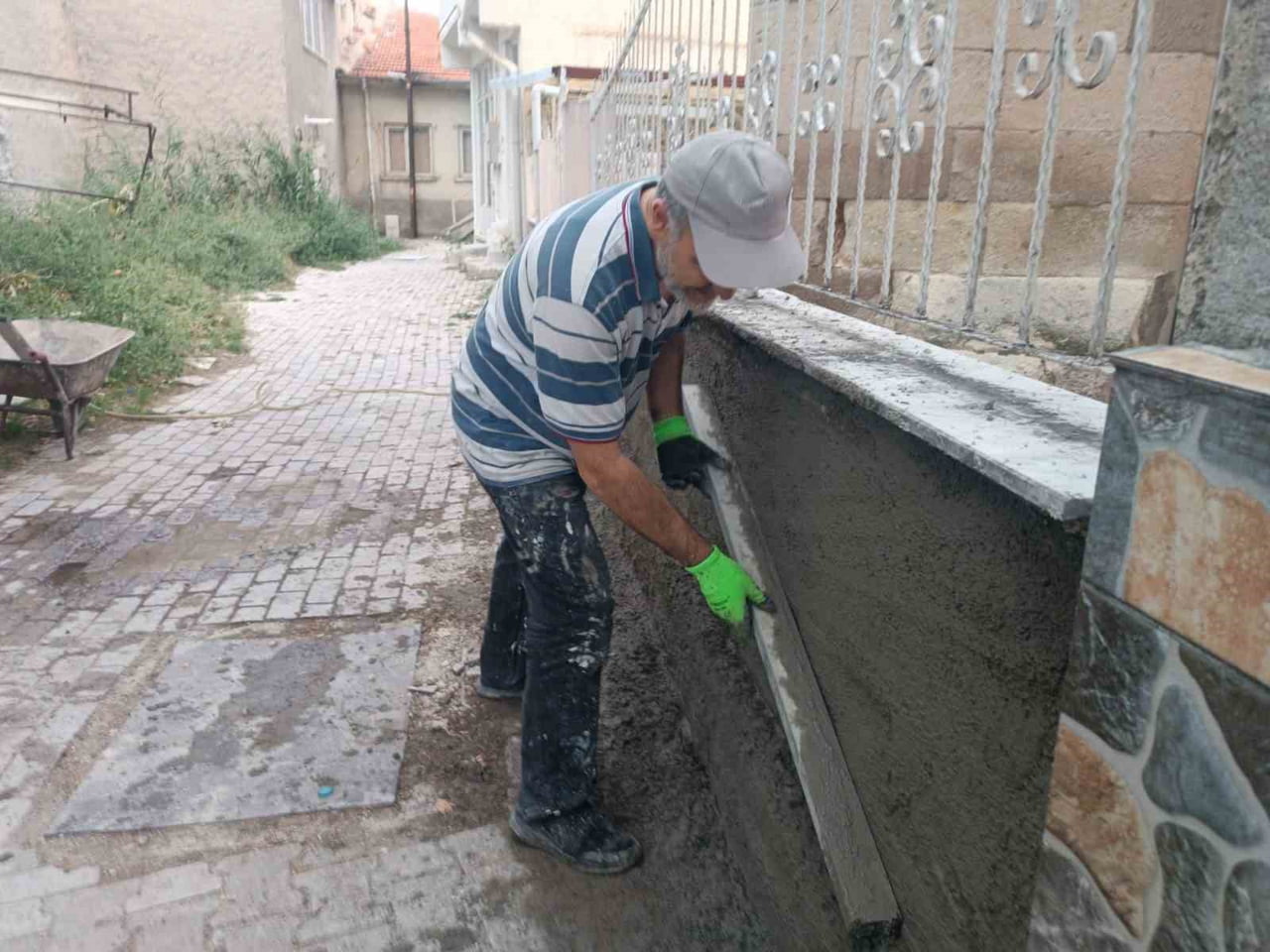 İMAM HATİP HATİP UĞUR ÜZÜM, HACI MAHMUT CAMİİ VE ŞADIRVANINDA İHTİYAÇ DUYULAN TADİLAT İŞLERİNİ...
