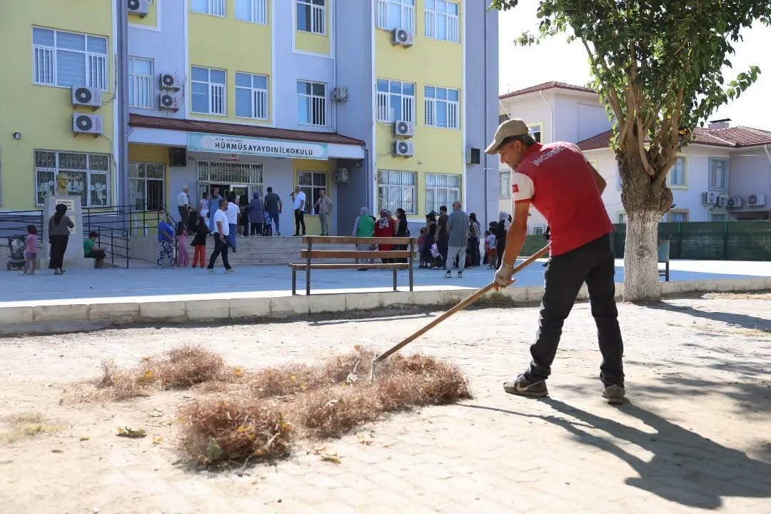 İNCİRLİOVA BELEDİYESİ EKİPLERİ, 2026-2027 EĞİTİM VE ÖĞRETİM YILI ÖNCESİNDE İLÇEDEKİ OKULLARIN...
