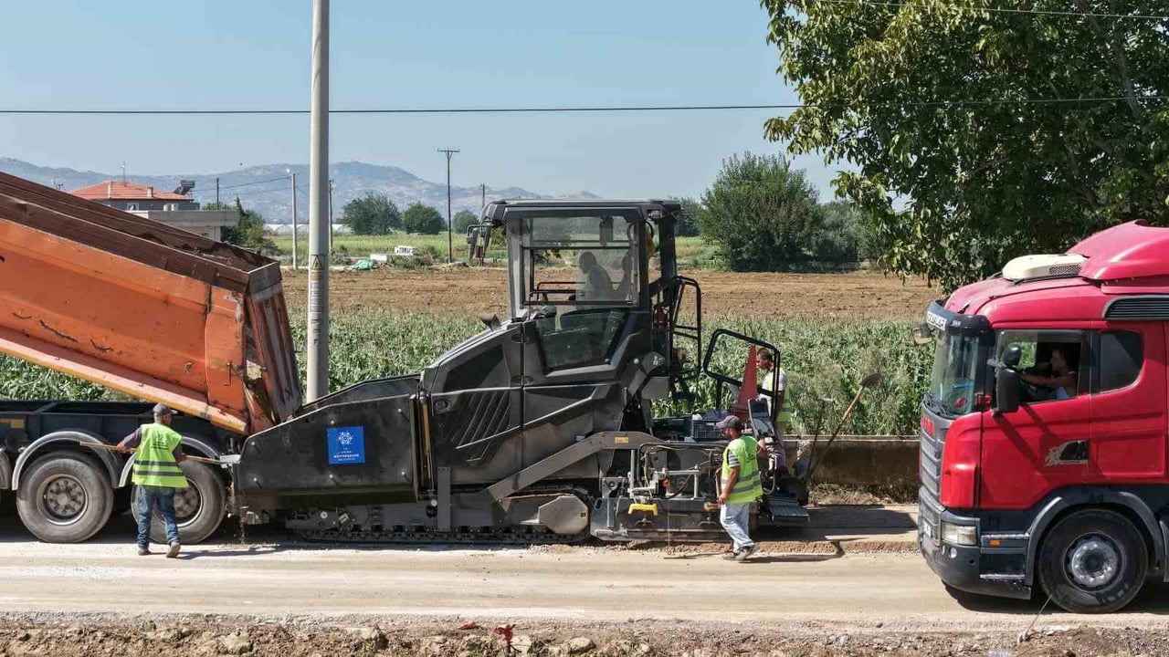 İNCİRLİOVA’DA YOL YENİLEME ÇALIŞMALARI DEVAM EDİYOR