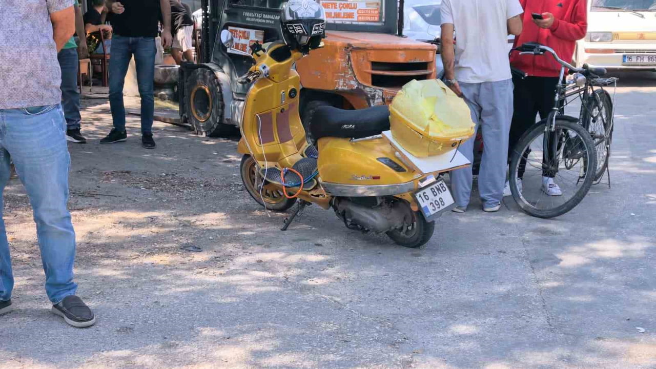 İNEGÖL İLÇESİNDE İKİ OTOMOBİL İLE ÇARPIŞAN MOTOSİKLETİN SÜRÜCÜSÜ YARALANDI.