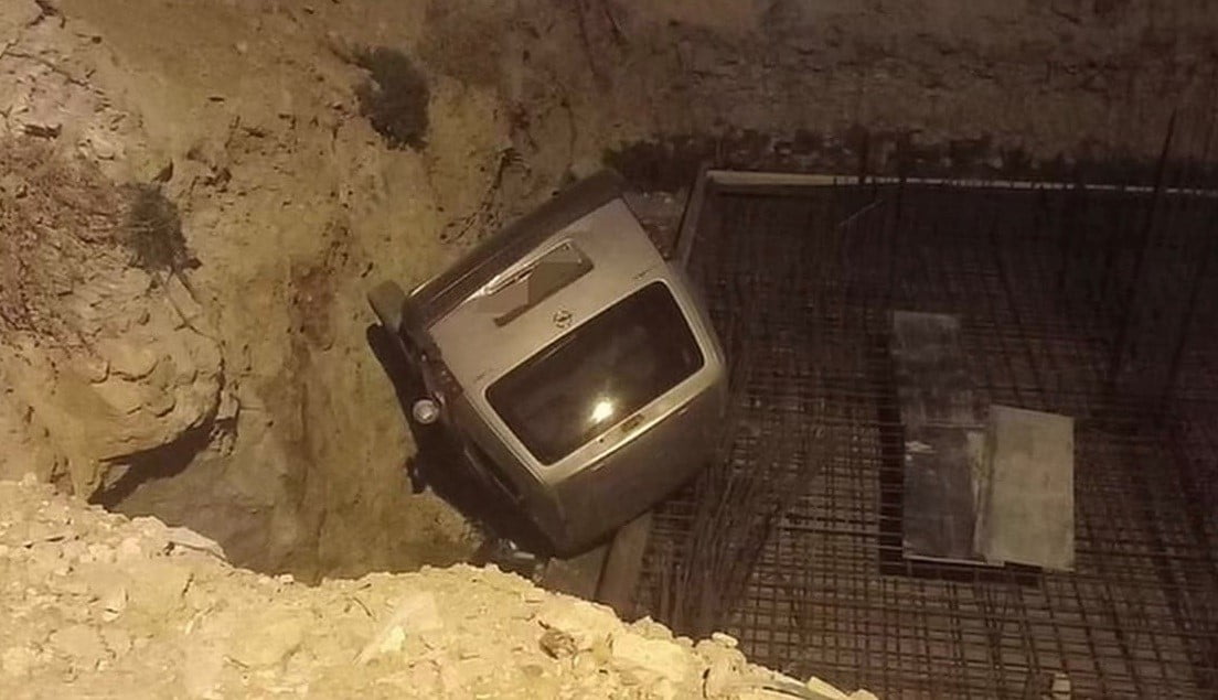 İNŞAAT ÇUKURUNA UÇAN ARAÇ İSE VİNÇ YARDIMIYLA ÇIKARILDI.
