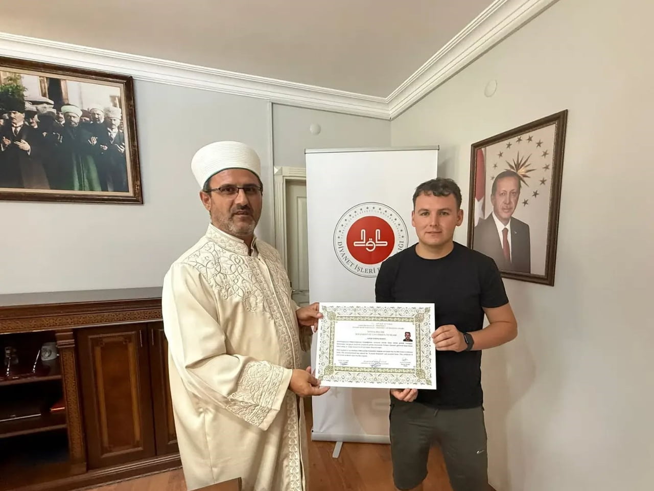 İRLANDA’NIN CORK ŞEHRİNDEN SÖKE’YE GELEN AARON MURRAY, BAYRAM NAMAZINDA ŞAHİT OLDUĞU BİRLİK...