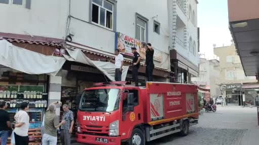 İş yerinde mahsur kalan kedi için itfaiye ekipleri seferber oldu