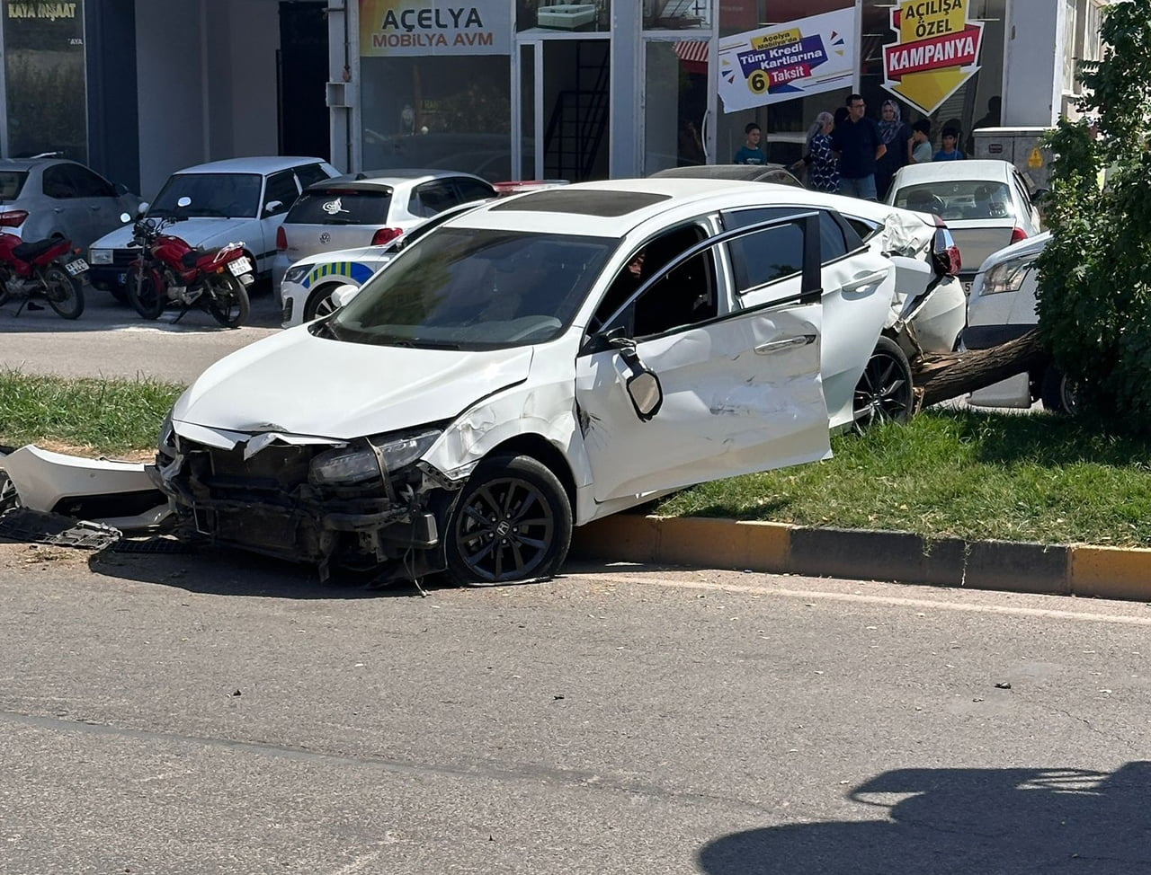 İSLAHİYE İLÇESİNDE OTOMOBİL İLE BETON MİKSERİNİN ÇARPIŞMASI SONUCU AYNI AİLEDEN 4 KİŞİ HAFİF...