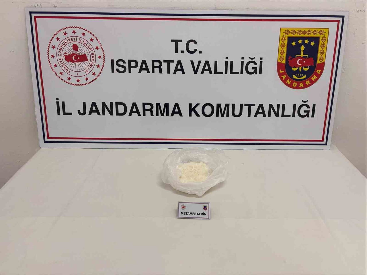 ISPARTA'NIN GÖNEN İLÇESİNDE DÜZENLENEN UYUŞTURUCU OPERASYONUNDA 300 GRAM METAMFETAMİN ELE...