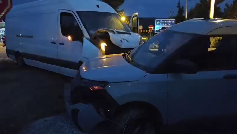 ISPARTA'NIN YALVAÇ İLÇESİNDE TİCARİ ARAÇ İLE HAFİF TİCARİ ARACIN ÇARPIŞMASI SONUCU MEYDANA GELEN...