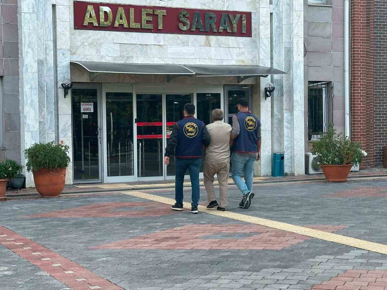 ISPARTA’NIN KULEÖNÜ BELDESİNDE CAMİDEKİ YARDIM KUTUSUNDAN PARA ÇALDIĞI ÖNE SÜRÜLEN ŞÜPHELİ...