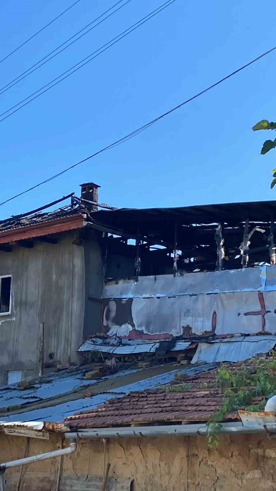 ISPARTA’NIN YALVAÇ İLÇESİNDE YAN YANA BULUNAN İKİ AHŞAP EV, ÇIKAN YANGINDA KULLANILAMAZ HALE...