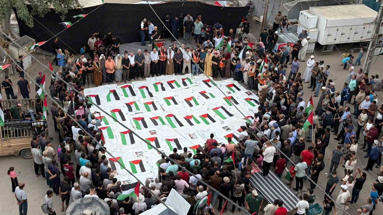 İSRAİL'İN GAZE SALDIRILARINDA HAYATINI KAYBEDEN VE ÜÇ YIL BOYUNCA TONLARCA ENKAZIN ALTINDA KALAN...