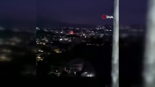 İsrail ordusu, Lübnan’ın Nebatiye kenti çevresindeki çeşitli bölgelere yönelik peş peşe hava...
