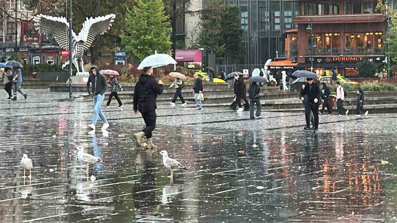 İSTANBUL'DA DÜN AKŞAM SAATLERİNDEN İTİBAREN BAŞLAYAN SAĞANAK YAĞIŞ SABAH SAATLERİNDE DE...