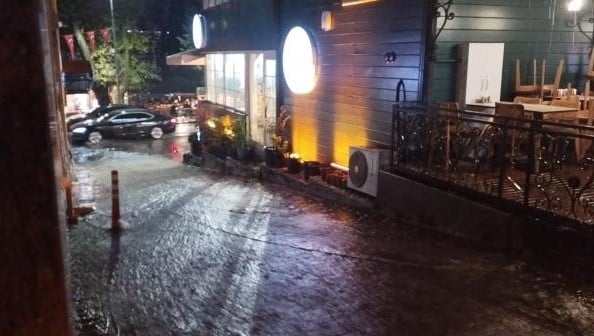 İSTANBUL'DA SAĞANAK YAĞIŞ ETKİLİ OLUYOR