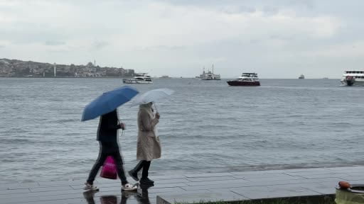 İstanbul'da sonbahar yüzünü gösterdi, beklenen yağmur etkili olmaya başladı