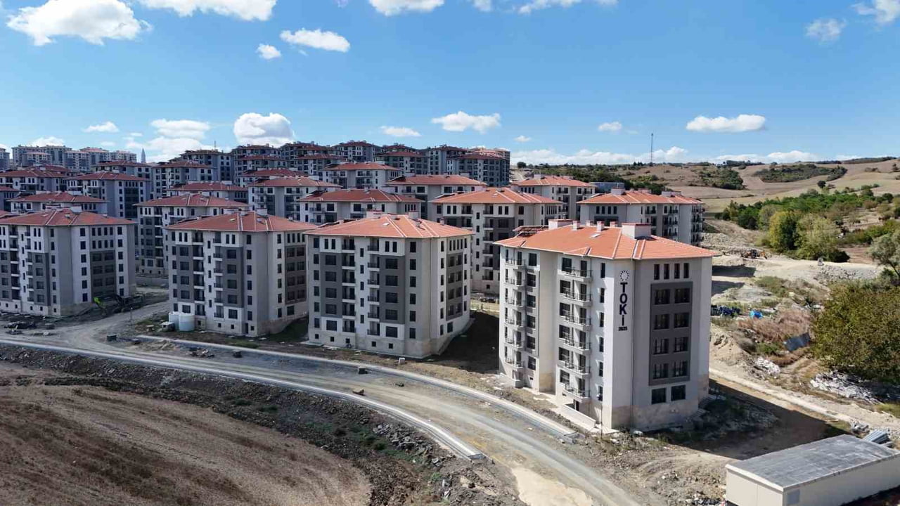 İSTANBUL'DA TOKİ TARAFINDAN HAYATA GEÇİRİLEN SOSYAL KONUT TAHSİS PROJESİ KAPSAMINDA İLK ETAPTA...