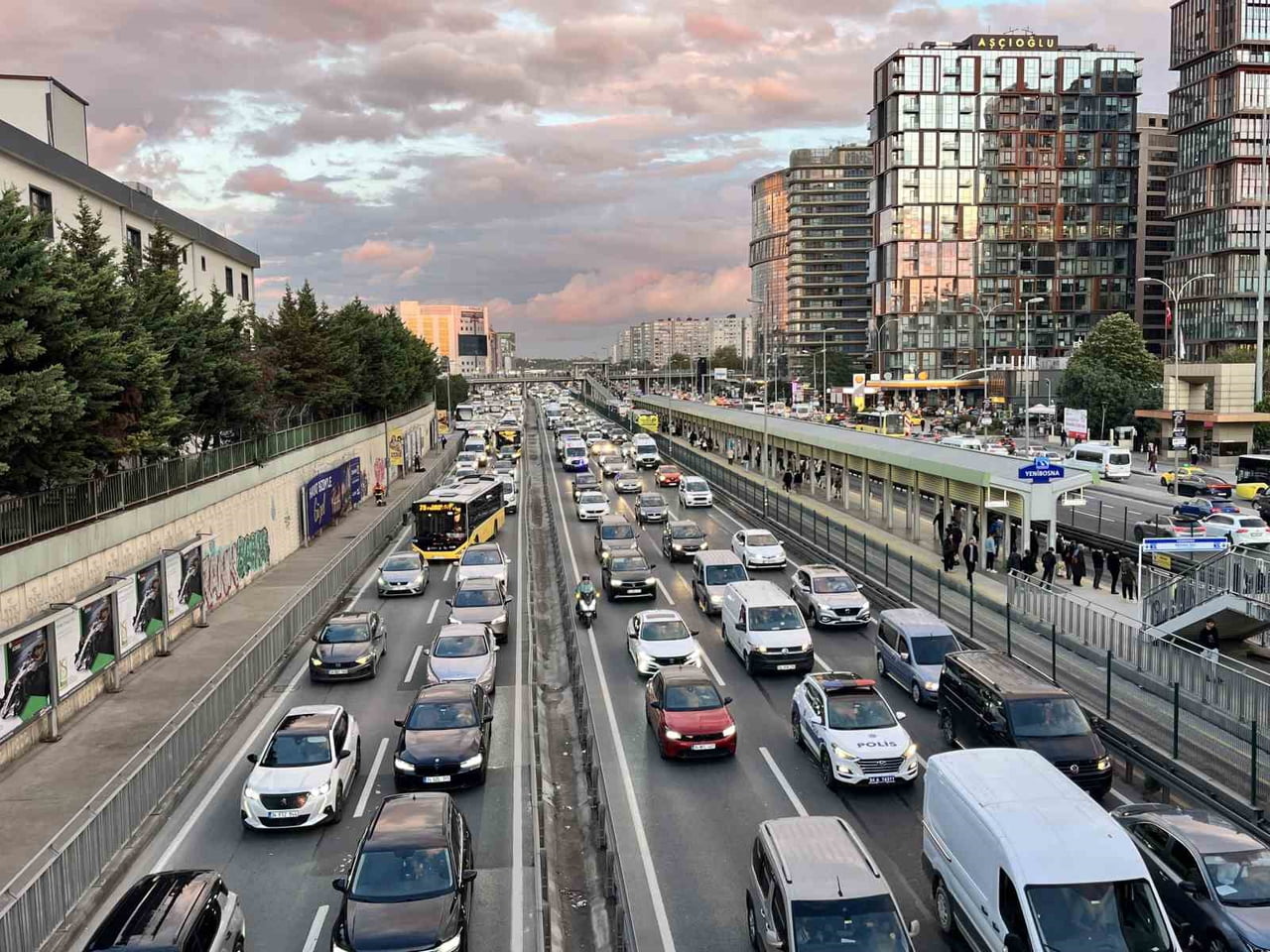 İSTANBUL'DA TRAFİK YOĞUNLUĞU AKŞAM İŞ ÇIKIŞI SAATLERİNDE YAĞIŞIN DA ETKİSİYLE ARTTI. İSTANBUL...