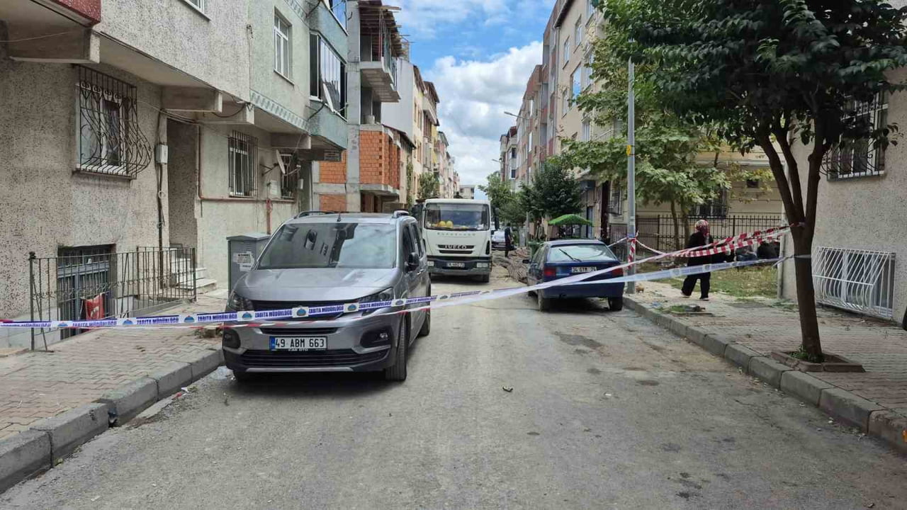 İSTANBUL'UN SULTANGAZİ İLÇESİNDE DUVARLARINDA ÇATLAMALARIN MEYDANA GELMESİ ÜZERİNE TAHLİYE EDİLEN...
