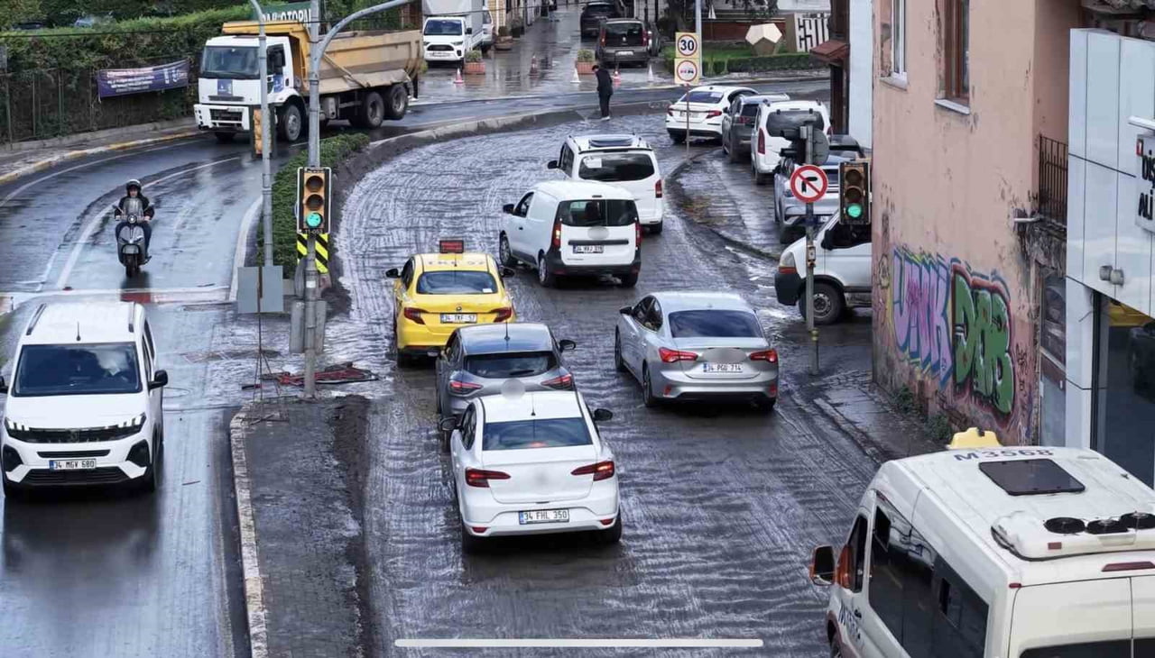 İSTANBUL'UN TARİHİ VE KÜLTÜREL MERKEZLERİNDEN EYÜPSULTAN'DA SÜRDÜRÜLEN ALTYAPI VE YOL ÇALIŞMALARI...