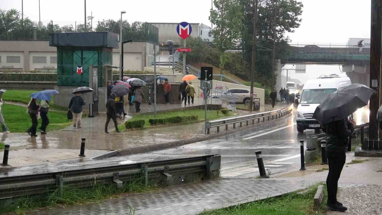 İSTANBUL ANADOLU YAKASI’NDA GECE SAATLERİNDEN İTİBAREN ETKİLİ OLAN YAĞIŞ, SABAH SAATLERİNDE DE...