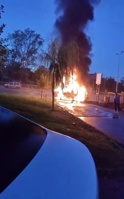 İSTANBUL ARNAVUTKÖY'DE SEYİR HALİNDEKİ BİR KAMYONETİN KASA BÖLÜMÜNDE HENÜZ BİLİNMEYEN NEDENLE...