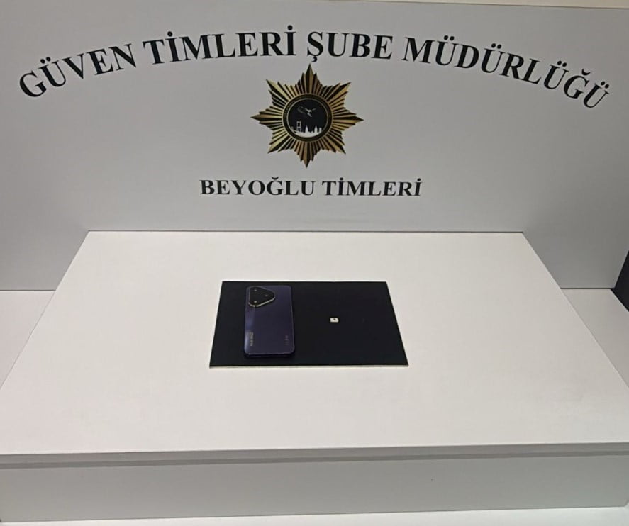 İSTANBUL BEYOĞLU'NDA BANKTA UNUTULAN CEP TELEFONUNA ÇALAN HIRSIZ KISA SÜREDE YAKALANDI.