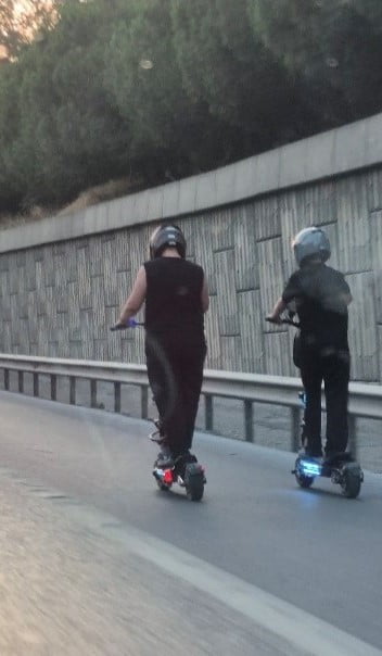 İSTANBUL’DA 2 KİŞİ, ELEKTRİKLİ SKUTERLA TEM OTOYOLU’NA ÇIKARAK KİLOMETRELERCE YOL KAT ETTİ....