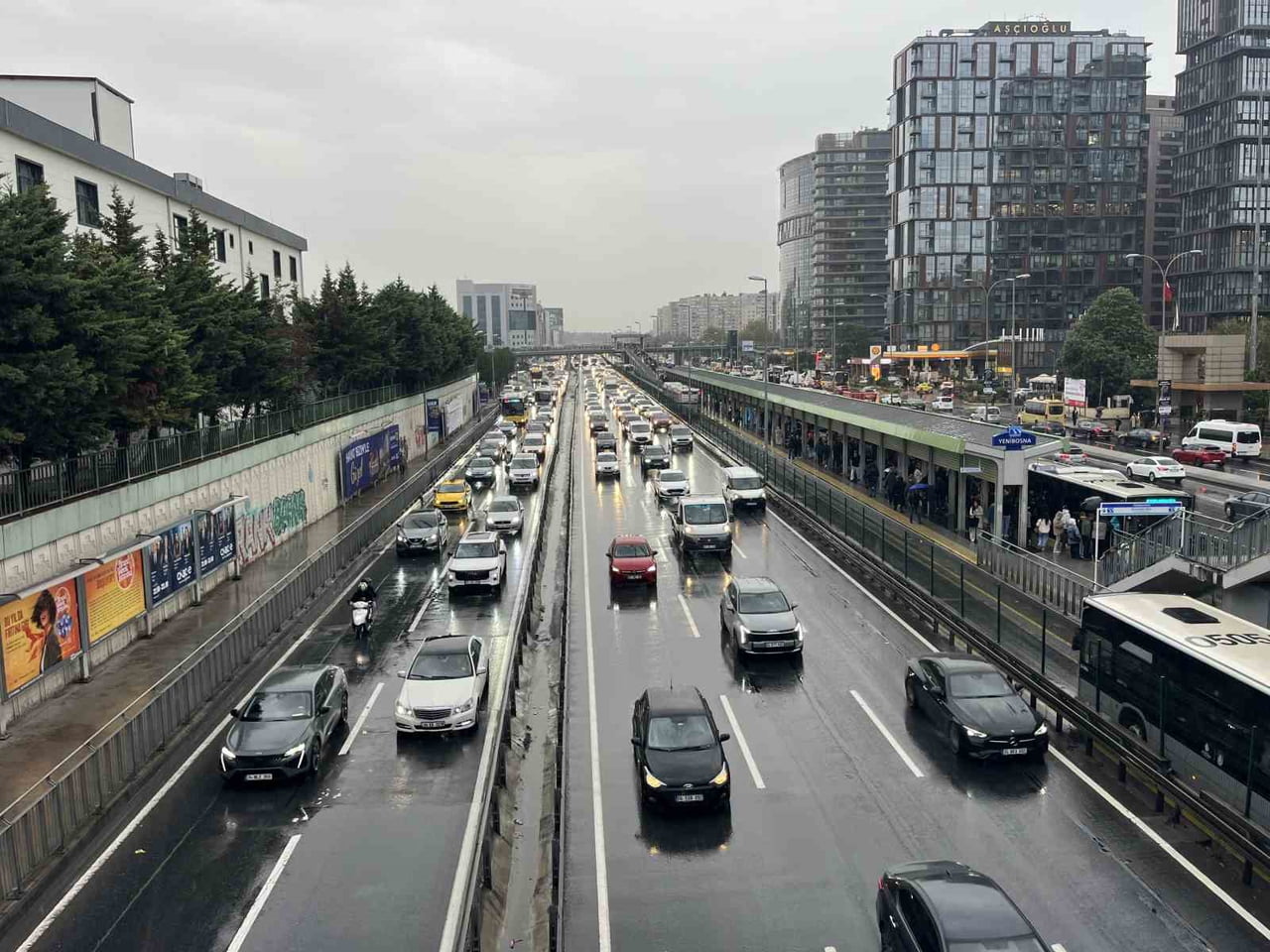 İSTANBUL’DA AKŞAM İŞ ÇIKIŞ SAATLERİNDE TRAFİK YOĞUNLUĞU YAĞIŞIN DA ETKİSİYLE YÜZDE 85’E...