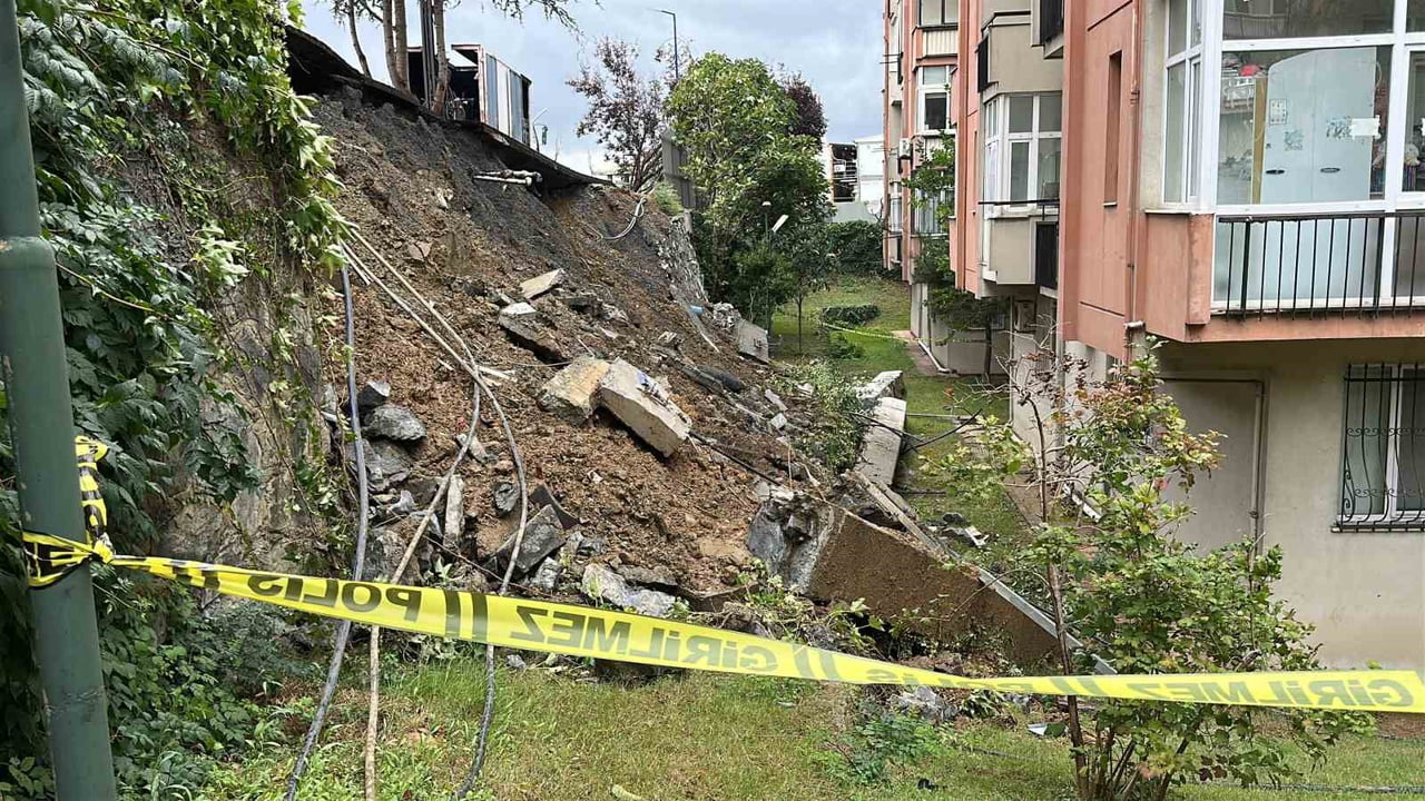 İSTANBUL’DA ETKİLİ OLAN YOĞUN YAĞIŞLARIN ARDINDAN BEŞİKTAŞ’TA BİR LİSENİN İSTİNAT DUVARININ BİR...