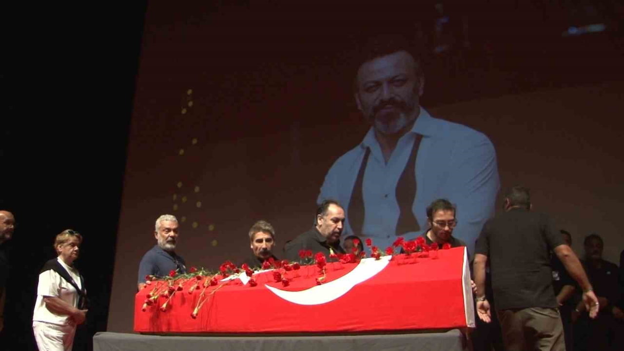 İSTANBUL’DA EVİNDE HAYATINI KAYBEDEN ÜNLÜ OYUNCU SERHAT KILIÇ İÇİN HARBİYE MUHSİN ERTUĞRUL...