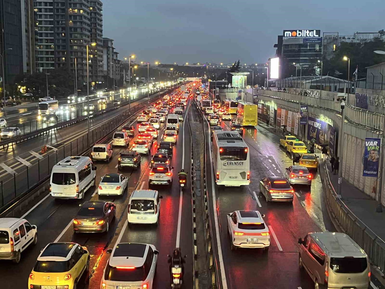 İSTANBUL’DA HAFTANIN İLK GÜNÜ AKŞAM İŞ ÇIKIŞ SAATLERİNDE TRAFİK YOĞUNLUĞU YAĞIŞIN DA ETKİSİYLE...