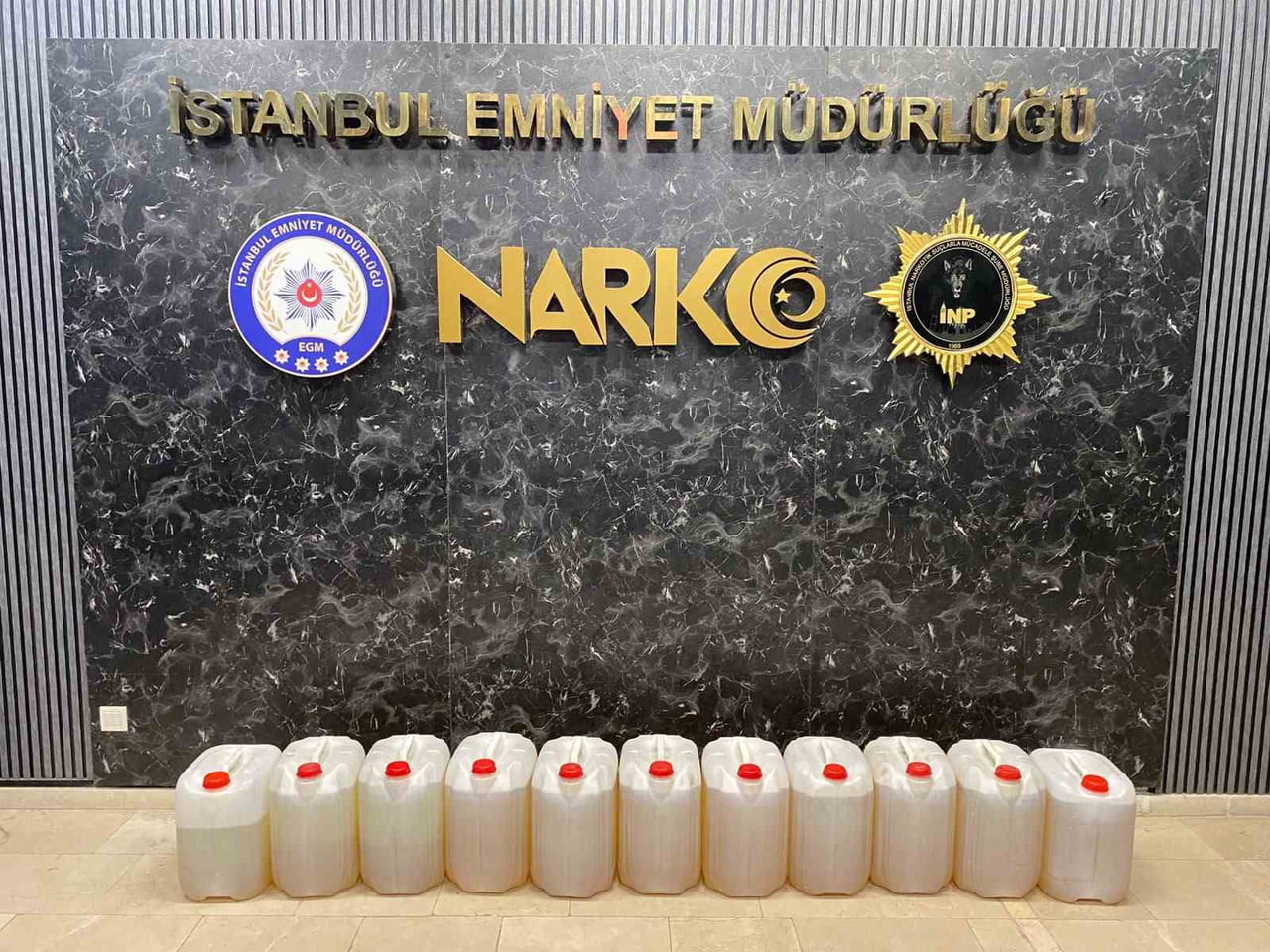 İSTANBUL’DA POLİS EKİPLERİNİN DÜZENLEDİĞİ OPERASYONDA, BİR TIRIN YAKIT DEPOSUNA GİZLENMİŞ 224...