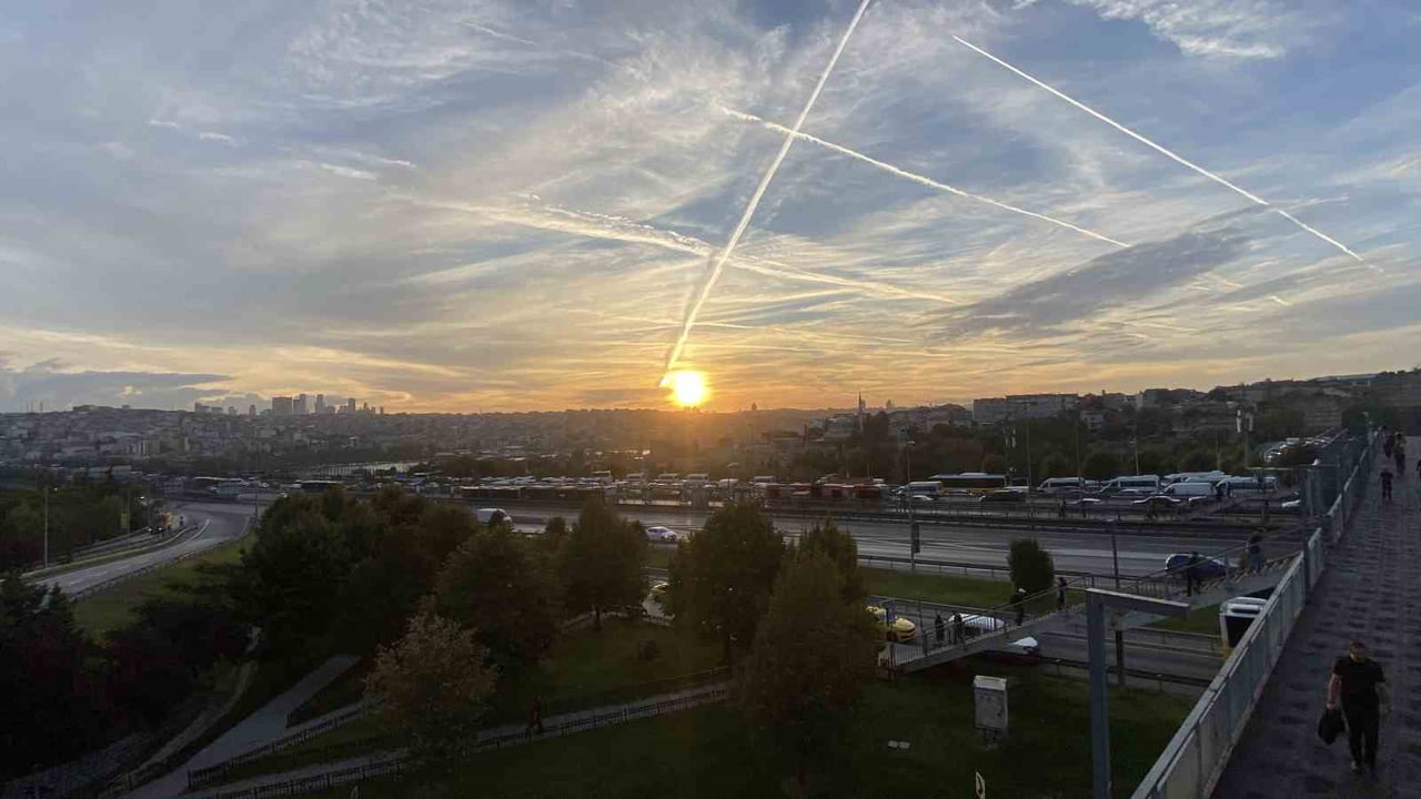 İSTANBUL’DA SABAH SAATLERİNDE GÜNEŞİN DOĞUŞU ORTAYA KARTPOSTALLIK GÖRÜNTÜLER ÇIKARDI.
