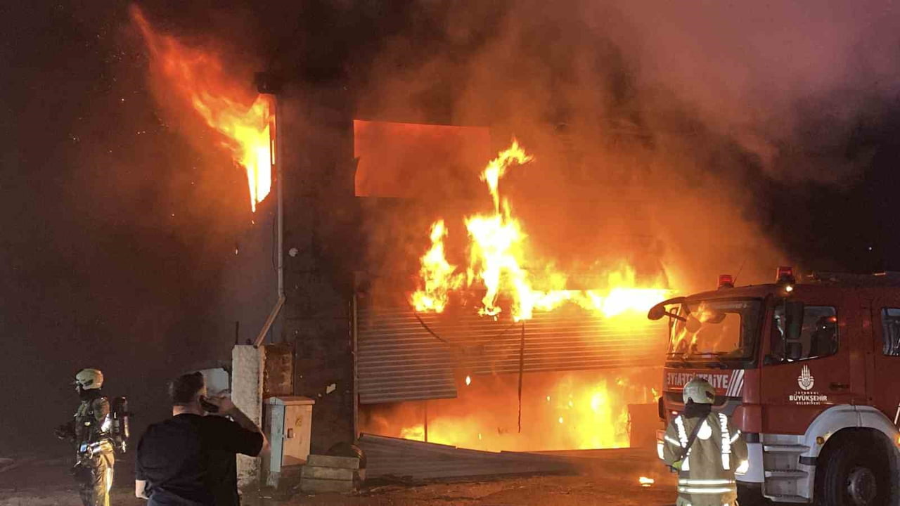 İSTANBUL ESENYURT'TA OTO LASTİKÇİ DÜKKANINDA ÇIKAN YANGIN, BİTİŞİKTE BULUNAN 4 İŞ YERİ İLE BİR...