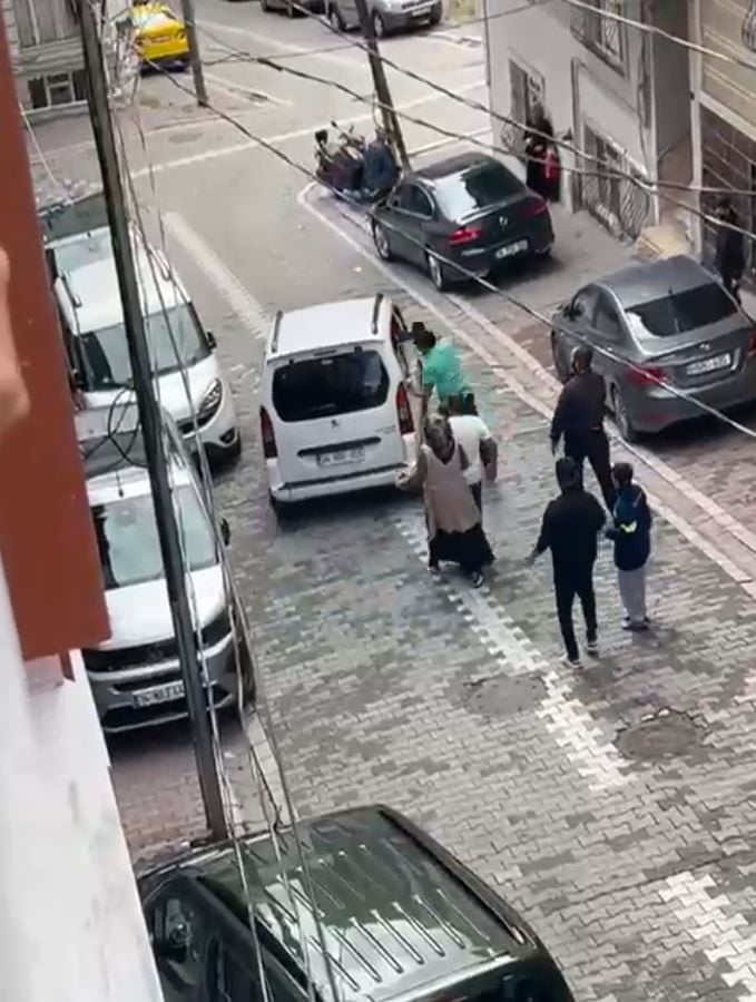 İSTANBUL ESENYURT’TA ESKİ KOCA ORTALIĞI KARIŞTIRDI. SOKAKTA PARK HALİNDE BULUNAN ARACA ÇARPARAK...