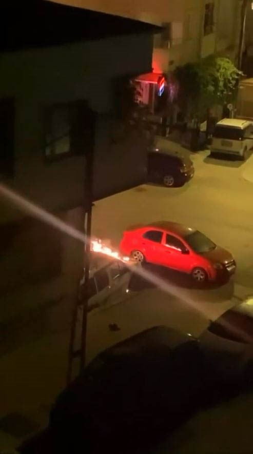 İSTANBUL ESENYURT’TA KİMLİĞİ BELİRSİZ KİŞİLER BİR OTO GALERİNİN ÖNÜNDEKİ ARACI...