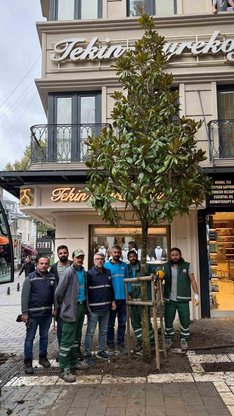 İSTANBUL FATİH'DE  BİR İŞ YERİNİN ÖNÜNÜ KAPATTIĞI İDDİASIYLA KİMLİĞİ BELİRSİZ BİR KİŞİ TARAFINDAN...