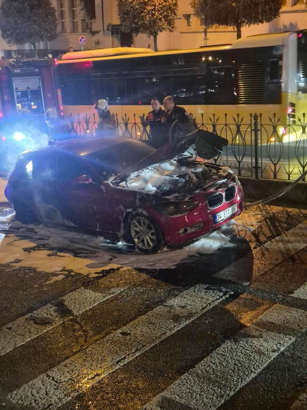 İSTANBUL FATİH’TE SEYİR HALİNDEYKEN ALEV ALEV YANAN OTOMOBİL KULLANILAMAZ HALE GELDİ.