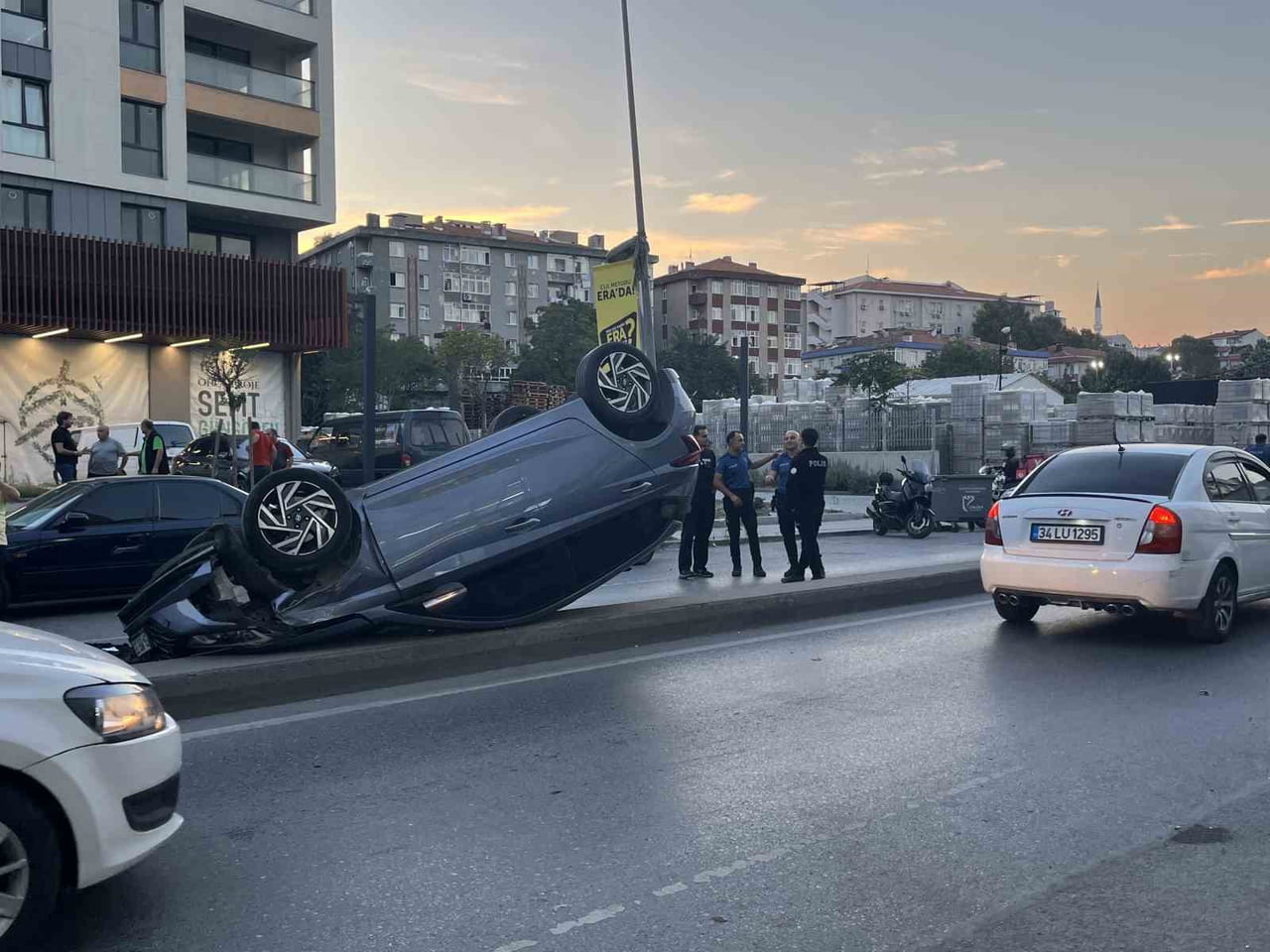 İSTANBUL GÜNGÖREN’DE SEYİR HALİNDEKİ OTOMOBİL, PARK HALİNDEKİ TAKSİYE ÇARPARAK TAKLA...