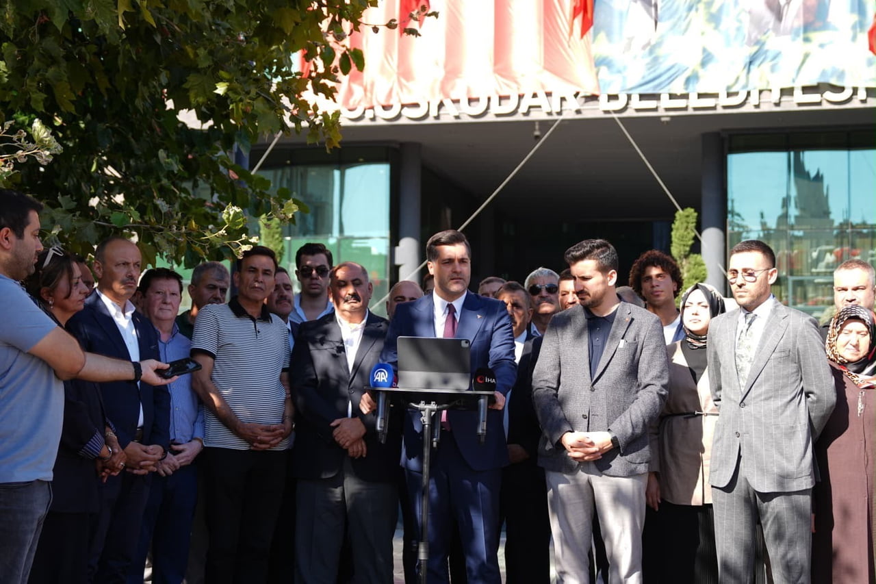 İSTANBUL (İHA) - AK PARTİ ÜSKÜDAR İLÇE BAŞKANI TAHA SARICAOĞLU, CHP VE YENİ PARTİLİ MECLİS...