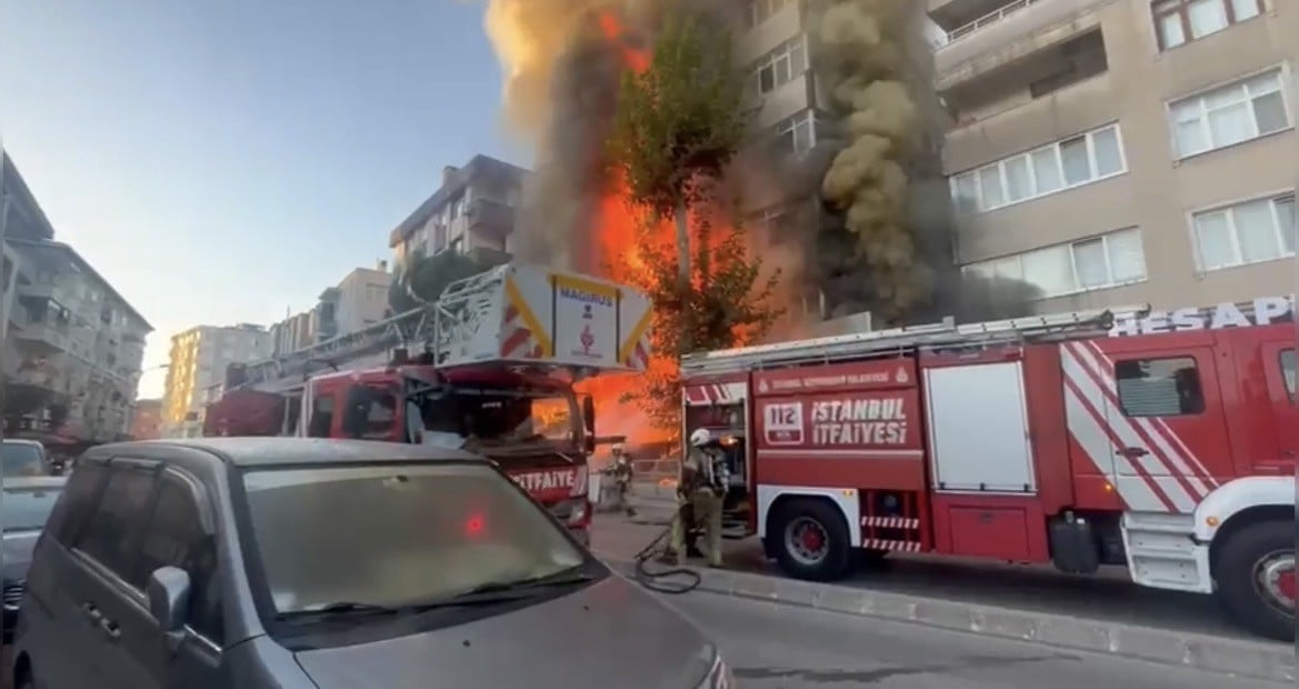 İSTANBUL (İHA) - KARTAL’DA 5 KATLI BİR BİNANIN ALTINDA BULUNAN MARKETTE ÇIKAN YANGIN PANİĞE NEDEN...
